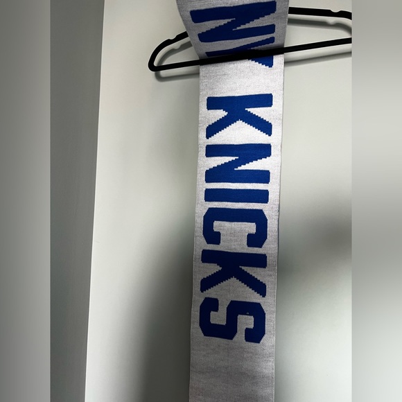 NY knicks scarf - Picture 3 of 3